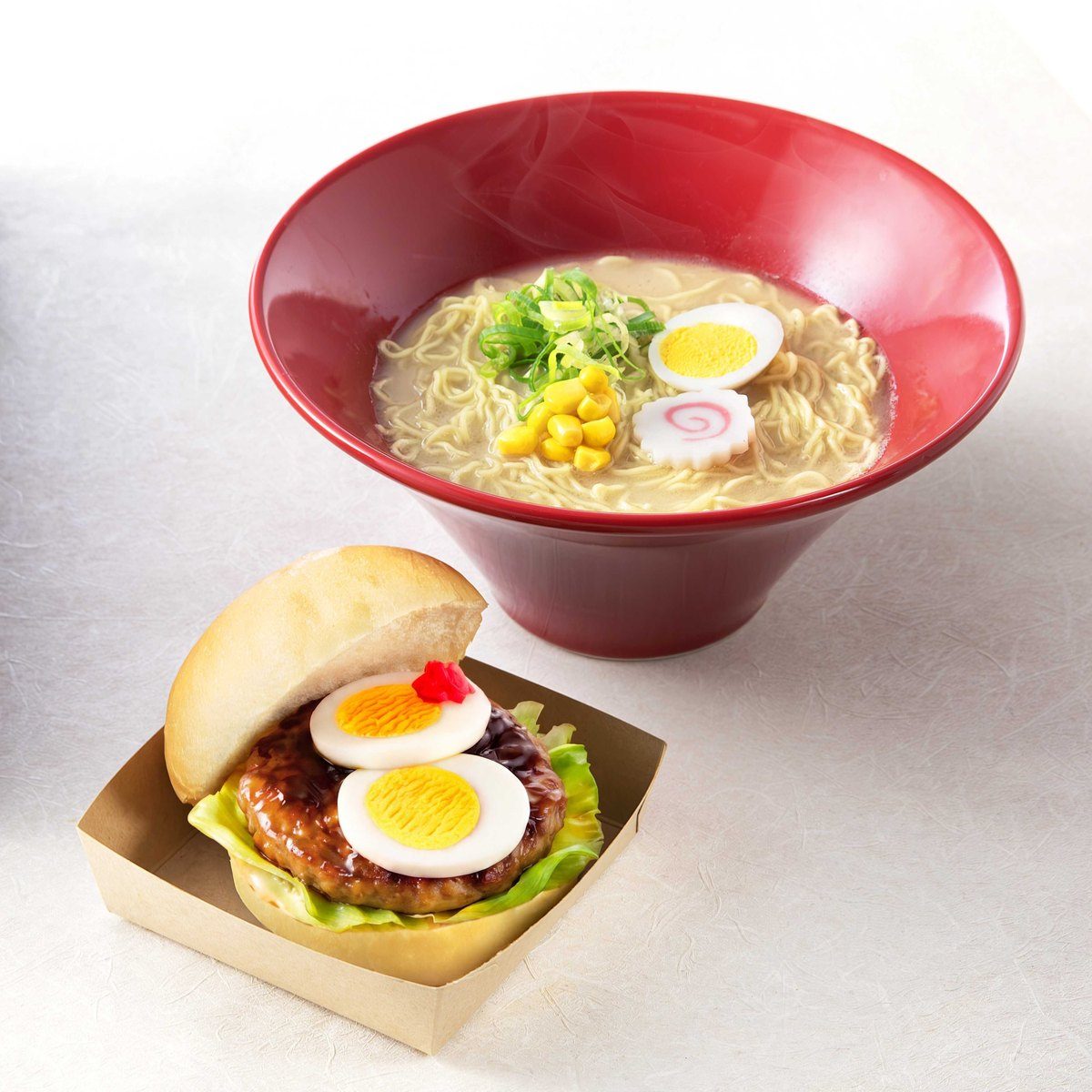 一風堂×パンどろぼうコラボの限定メニュー。ラーメンバーガーととんこつラーメンのセット