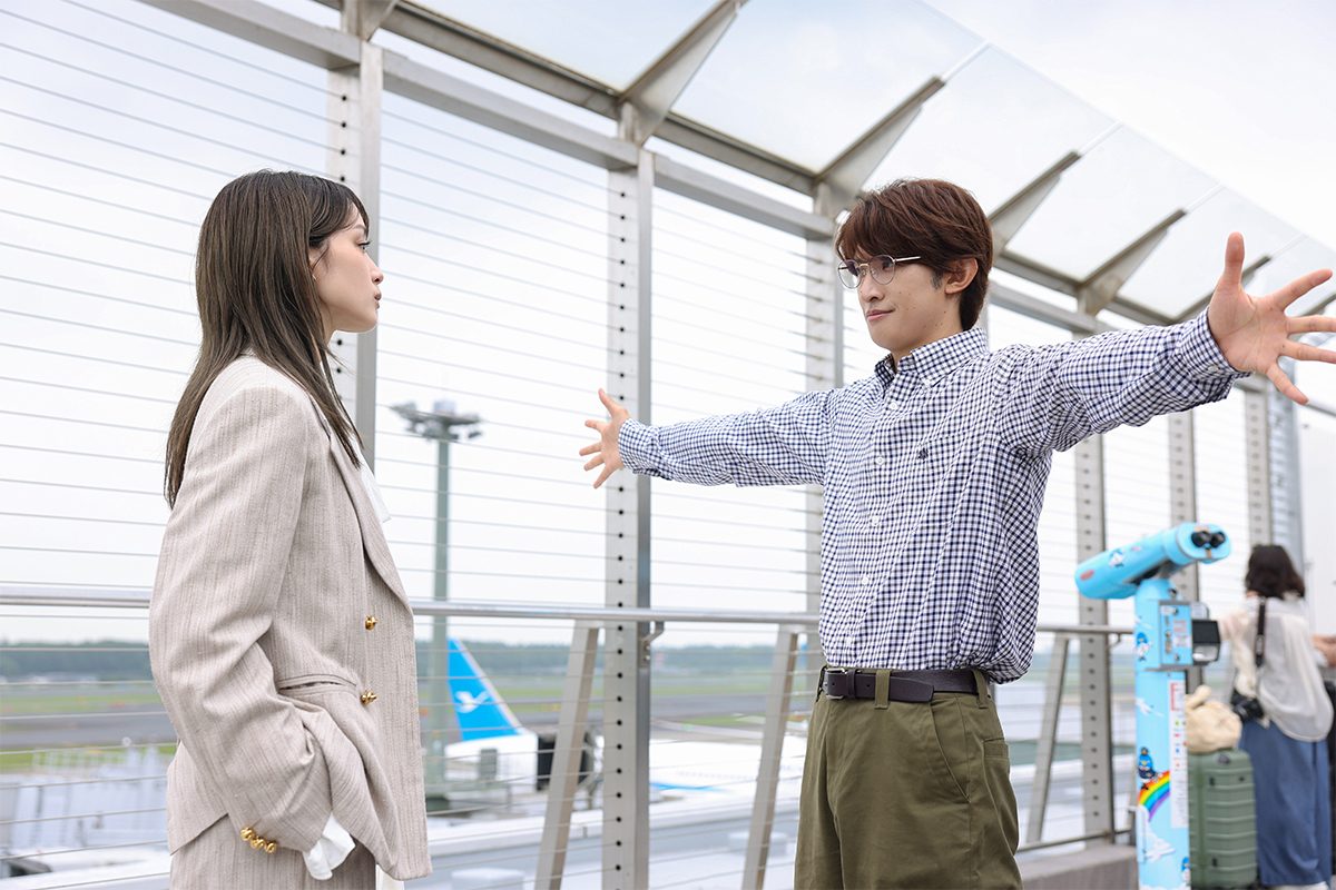 第3話の場面写真 空港の展望デッキで向かい合う2人