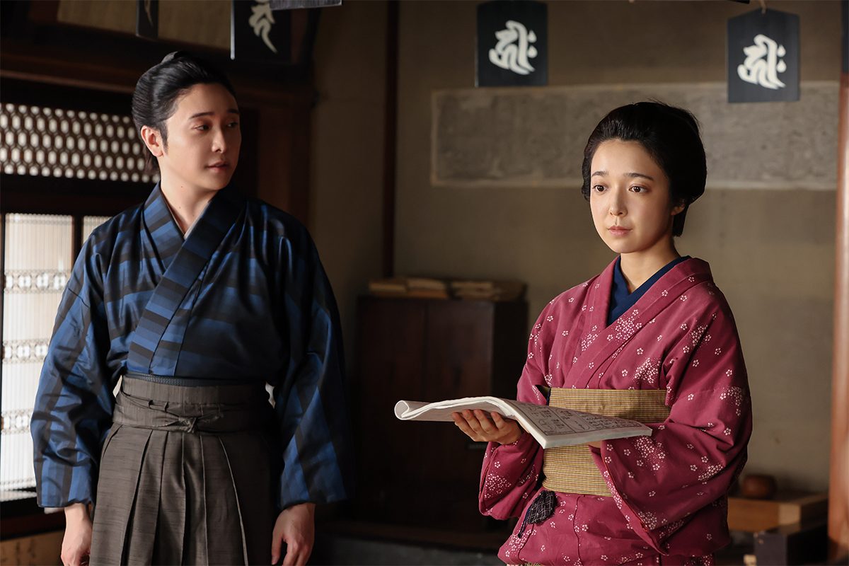 第3話の場面写真 江戸時代の部屋で算学書を手にする和装の2人