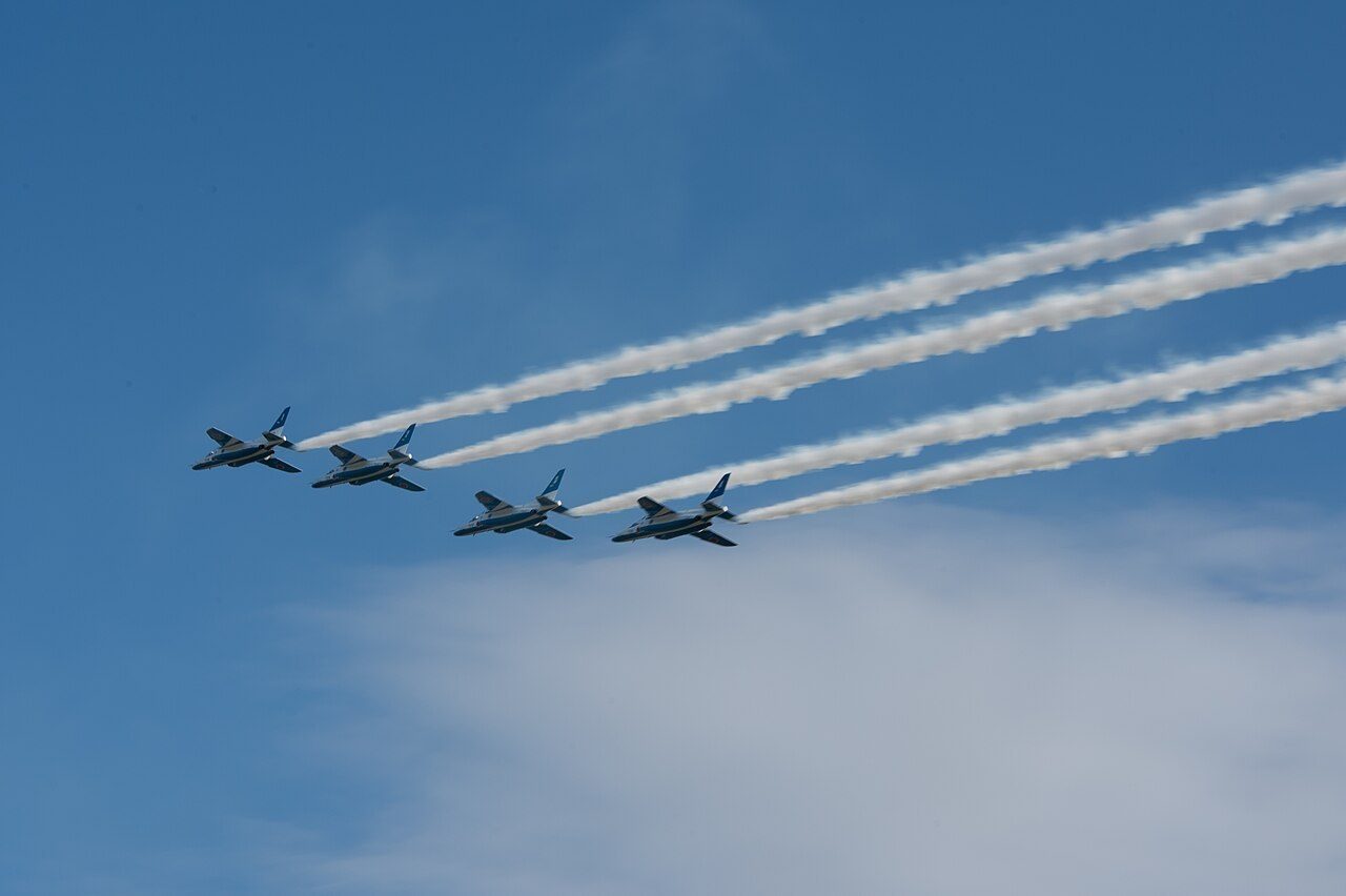 入間基地上空を飛ぶブルーインパルスの編隊(過去の写真)