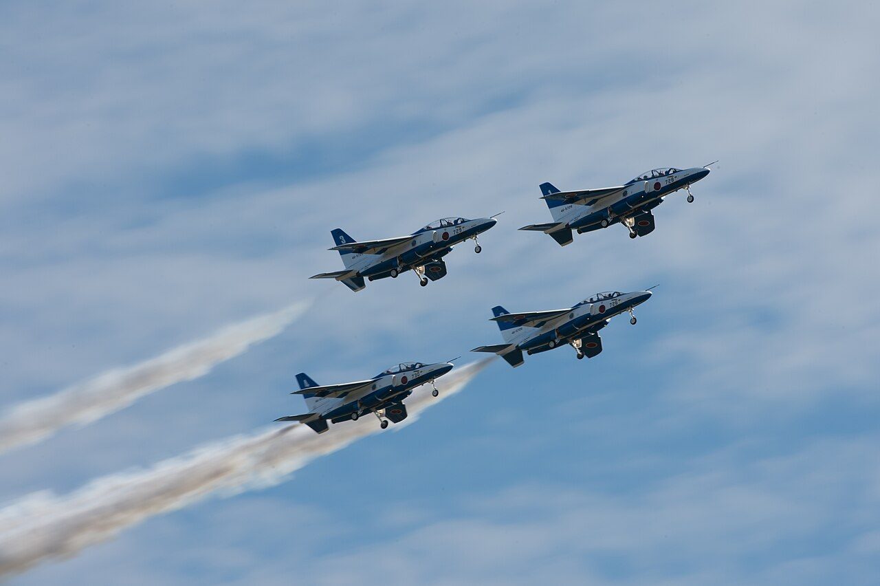 入間基地上空でスモークを引くブルーインパルス(過去の写真)