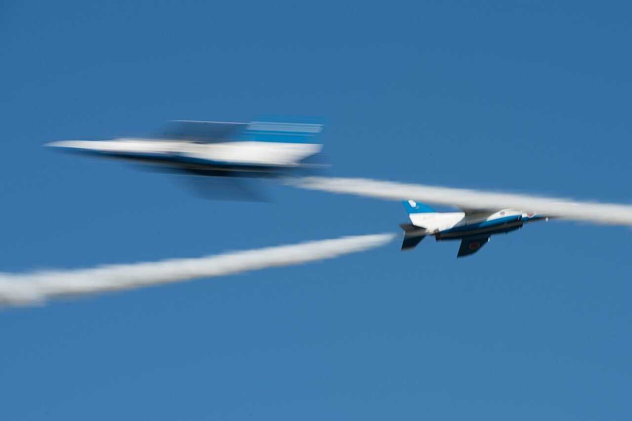 4機編隊でスモークを引いて飛ぶブルーインパルス(過去の写真)
