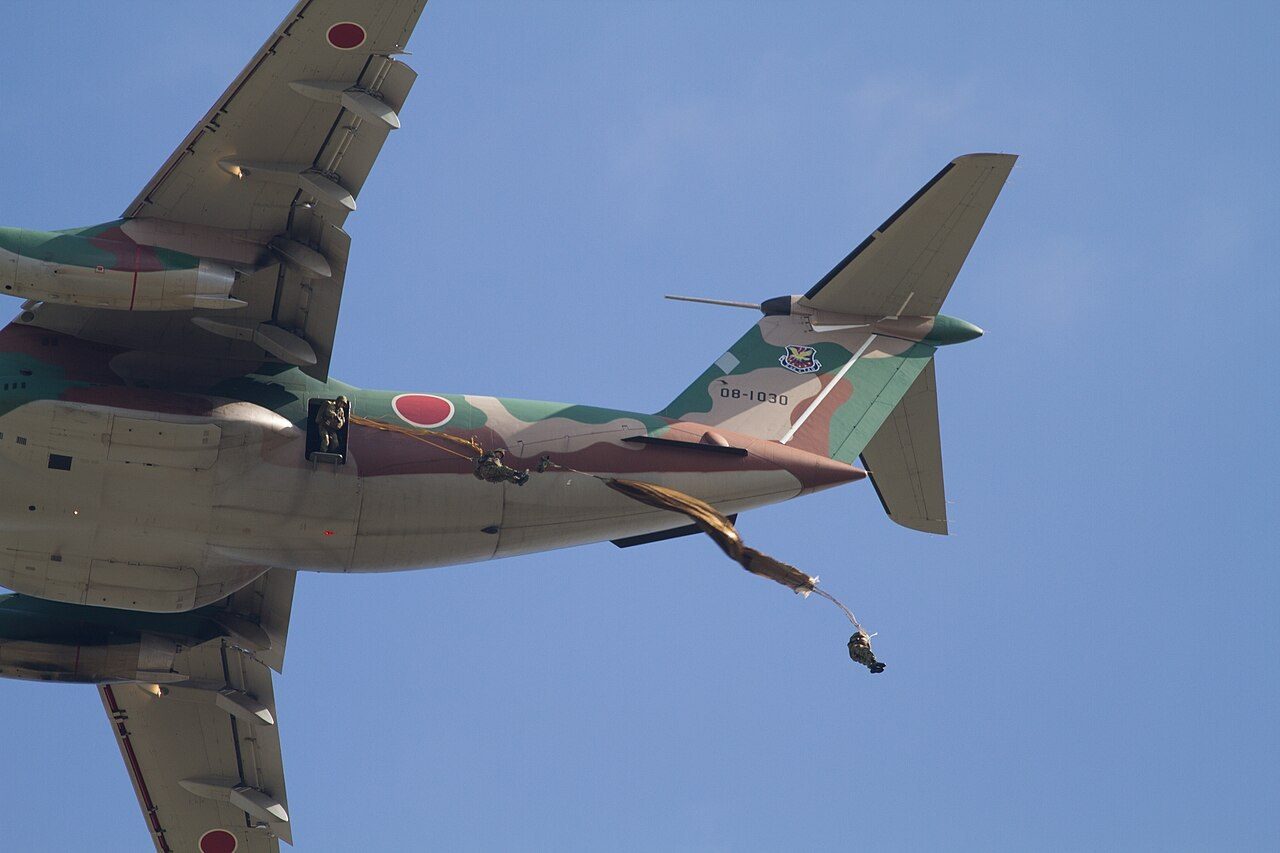 入間航空祭で輸送機から降下する隊員(過去の写真)