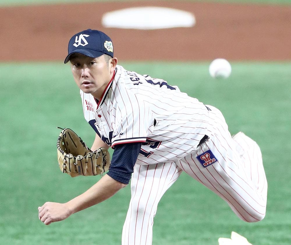 マウンドで投球する石川雅規投手