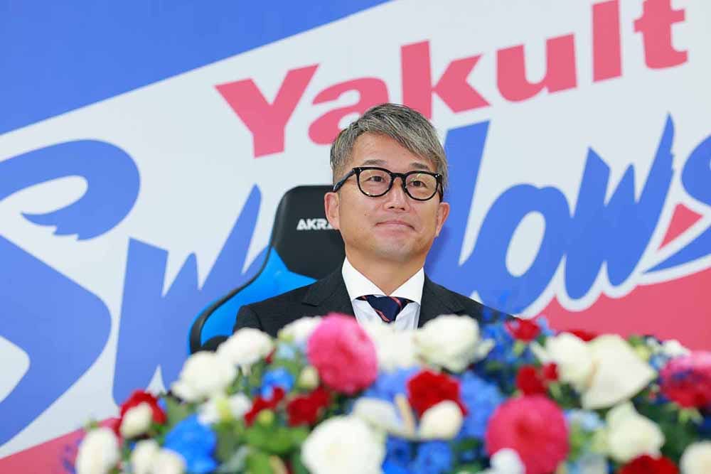 引退会見で花束を前に笑顔を見せる石川雅規投手