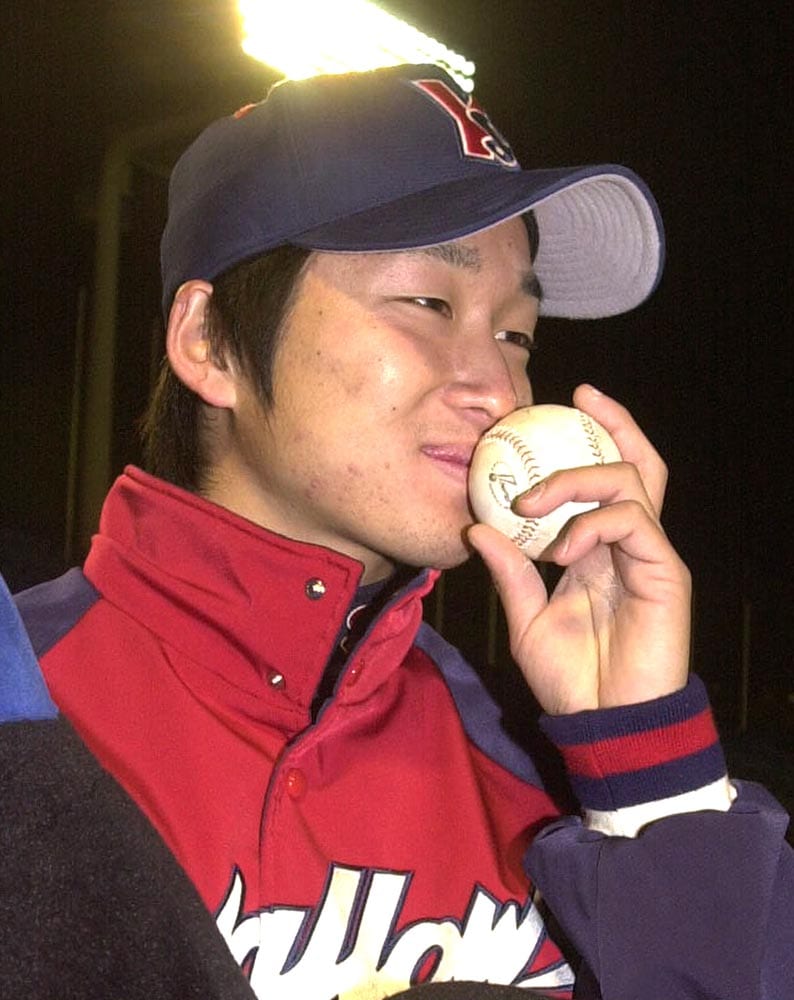 プロ入り直後、ボールに口づけする若き日の石川雅規投手