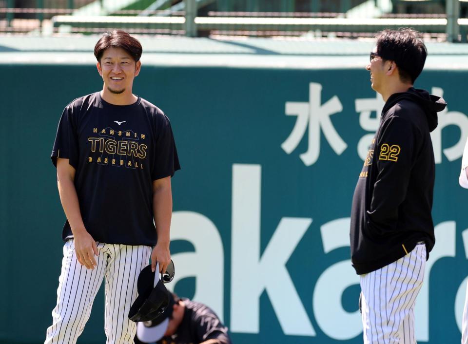 甲子園で笑顔を見せる阪神の岩貞祐太投手