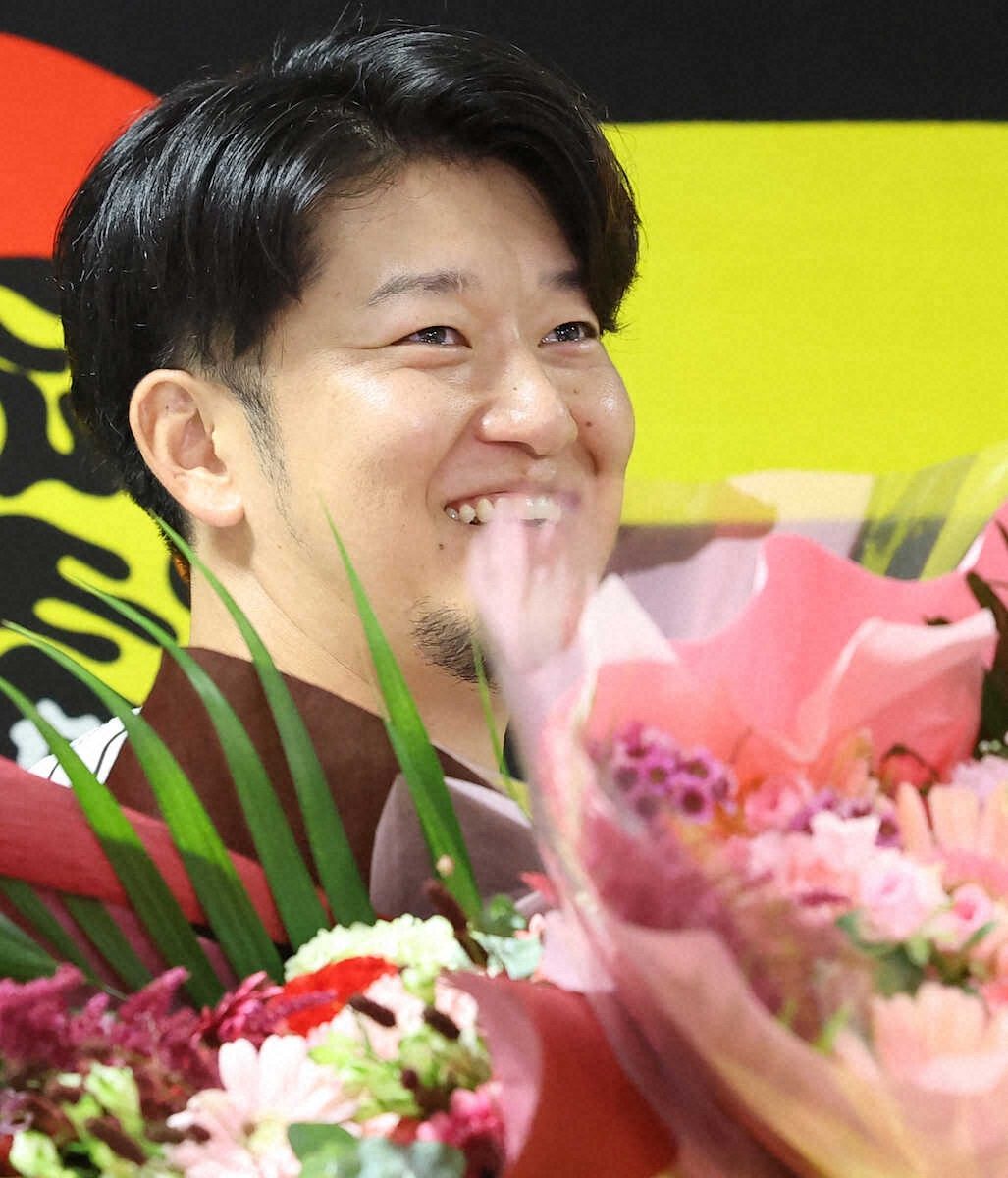 花束を手に笑顔の岩貞祐太投手 阪神一筋13年の引退会見