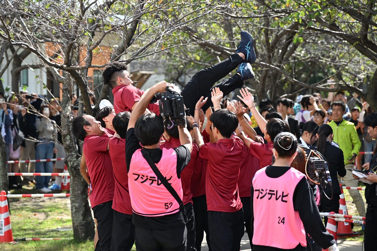 ゴール後に選手を胴上げして喜ぶ早稲田の部員たち