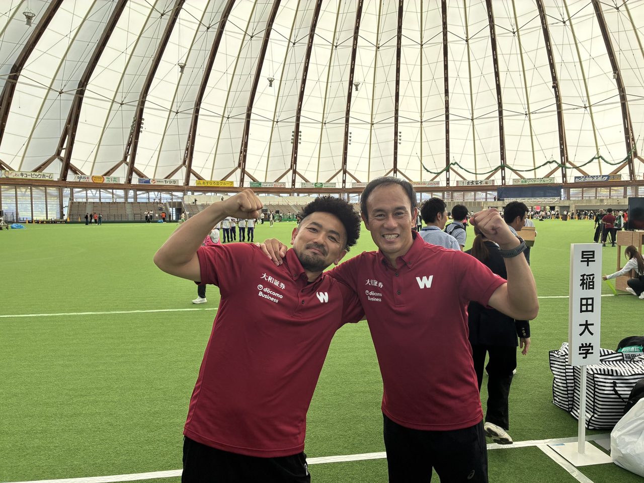 集合写真でポーズをとる早稲田の出走メンバーとスタッフ