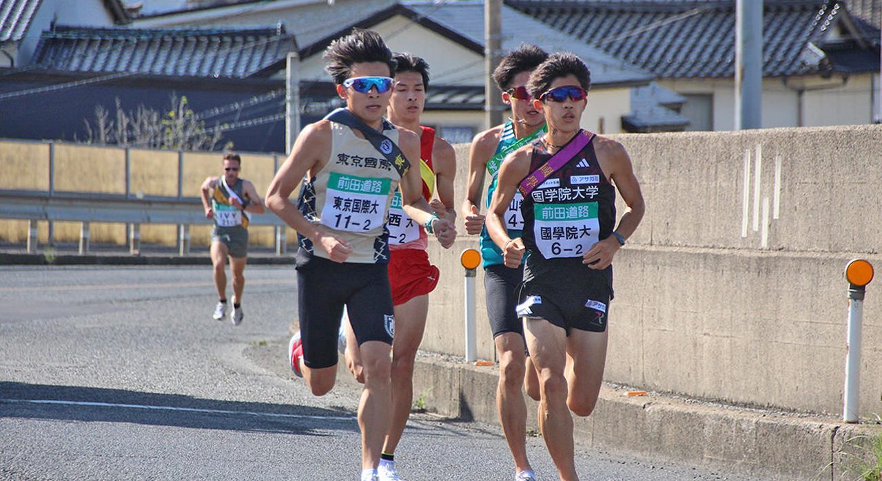 沿道を走る先頭集団の選手たち。出雲市内の道路を走るレースシーン(過去大会)