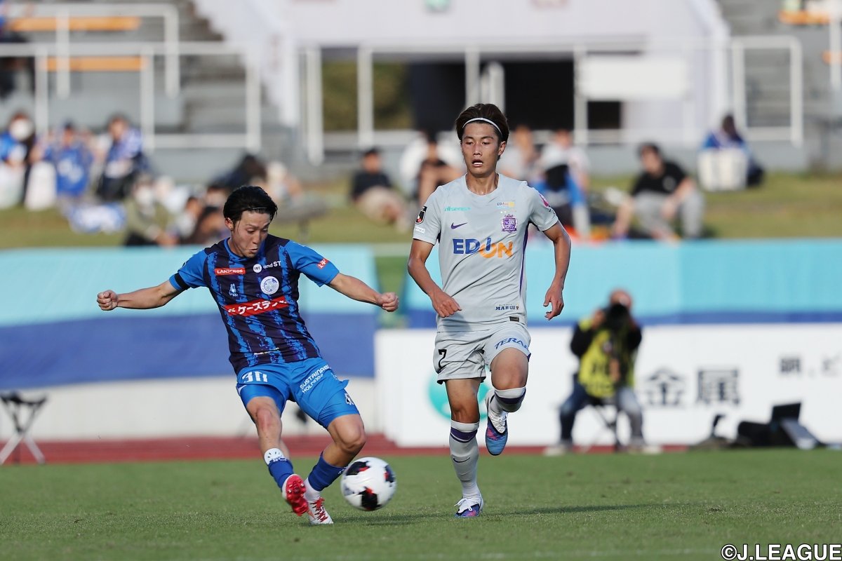 水戸ホーリーホックの選手と広島の選手 J1第13節 水戸対広島 2026年10月31日 水戸信用金庫スタジアム