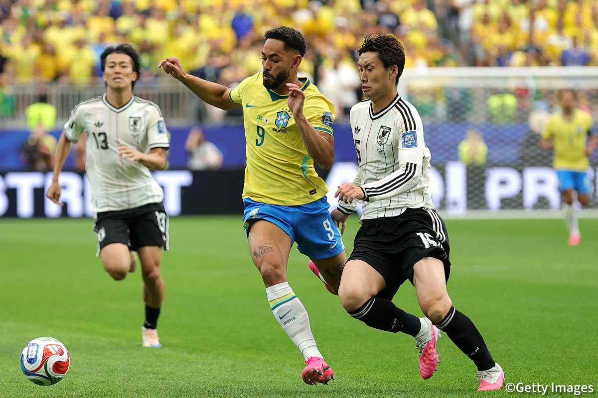 日本代表とブラジル代表の選手が競り合う対戦シーン