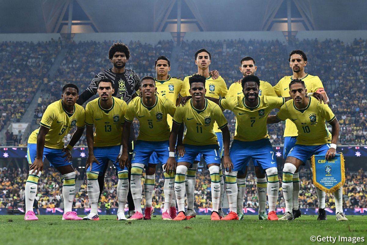 ブラジル代表の先発メンバーが整列する集合写真