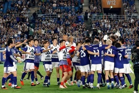 試合後に観客へあいさつする日本代表の選手たち