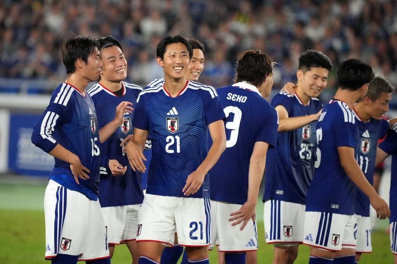 PK戦勝利を喜ぶ日本代表の選手たち