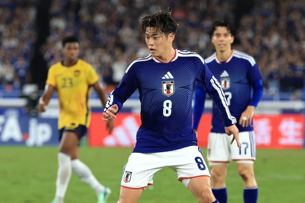エクアドル戦でボールを持つ日本代表の選手