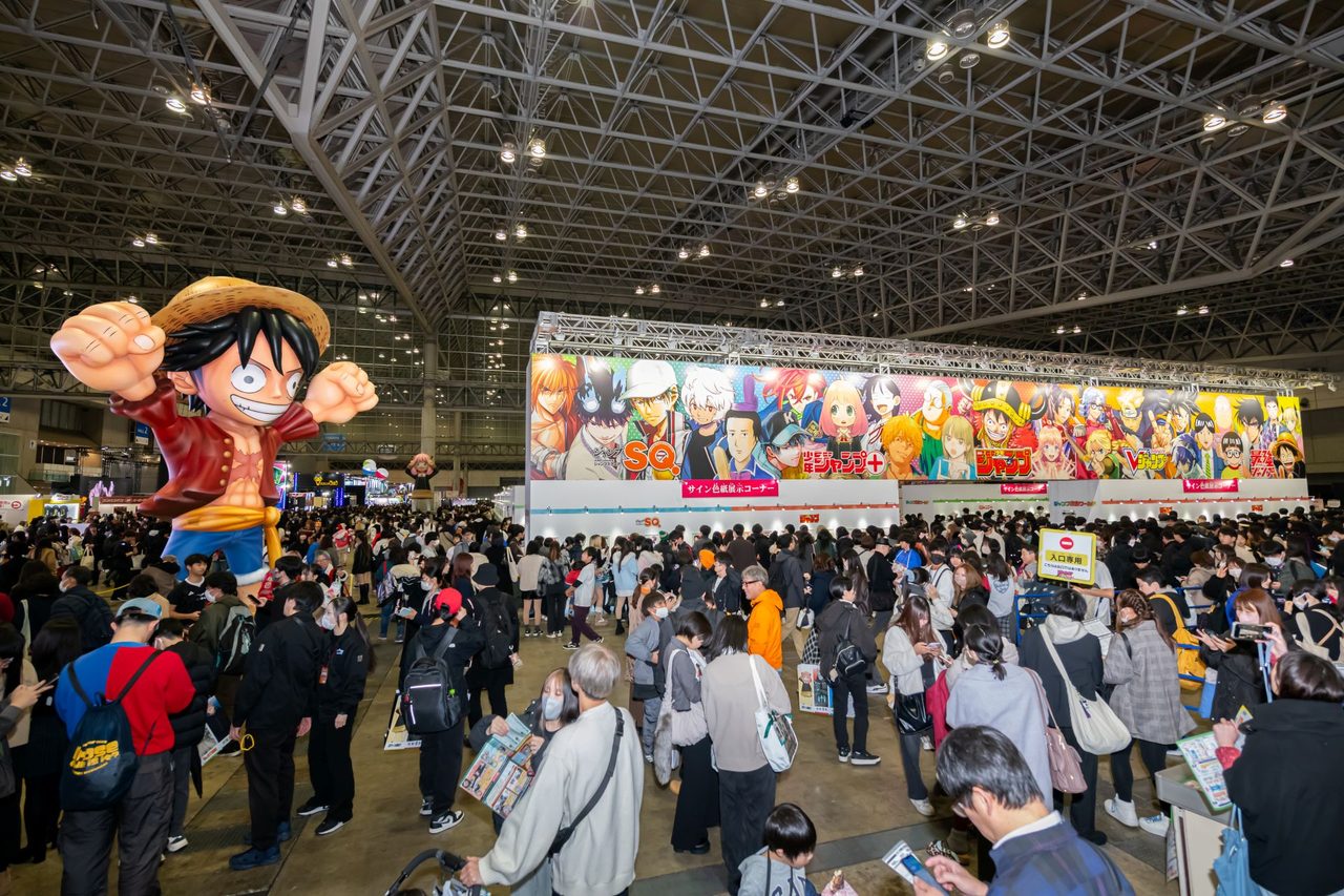過去のジャンプフェスタ会場でステージ前に集まる来場者