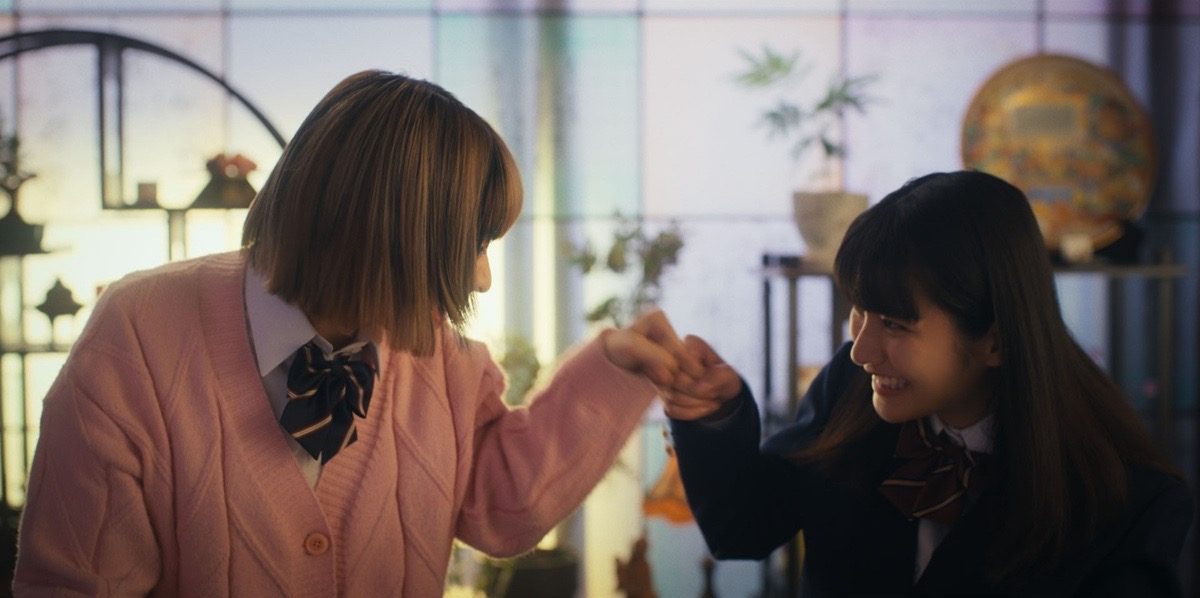 ドラマ『地雷グリコ』の場面写真 制服姿の2人が向き合うシーン