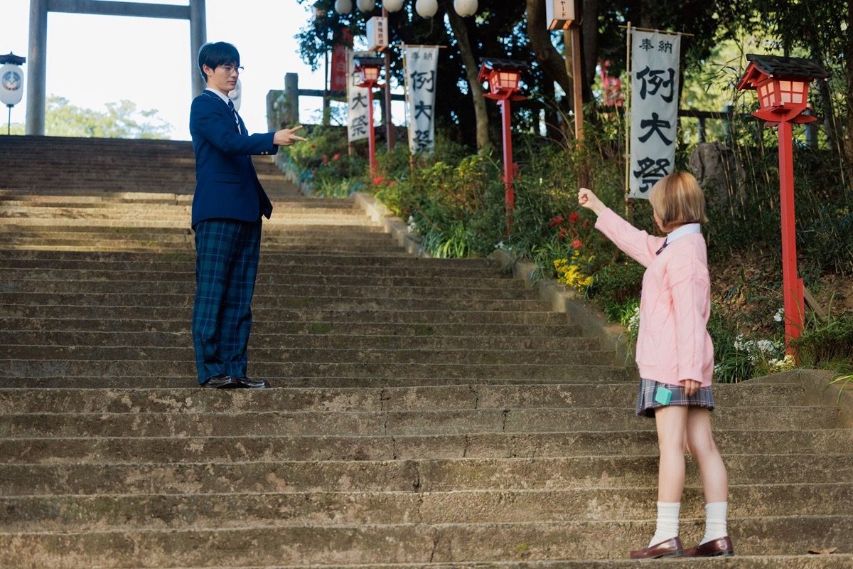 ドラマ『地雷グリコ』神社の大階段で行われる地雷グリコの場面写真