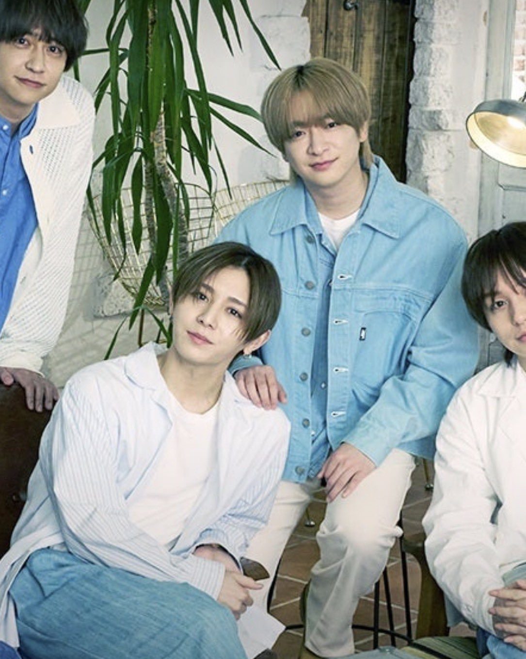 Hey! Say! JUMP ONE NIGHT VOYAGE のビジュアルから、デニムジャケットなど私服姿の4人をアップにした写真