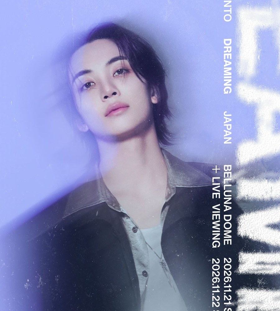公式キービジュアルの左側の人物を拡大した画像。紫の光に包まれ、DREAMING JAPAN BELLUNA DOME LIVE VIEWINGの文字が並ぶ