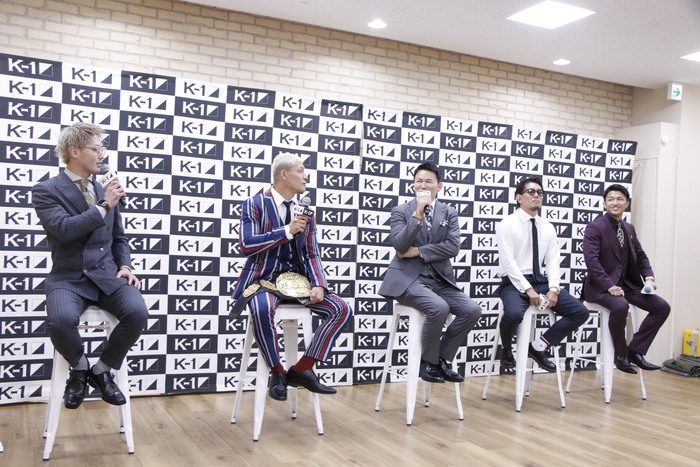 K-1 ライト級の4選手と須藤元気プロデューサーが並んだ記者会見