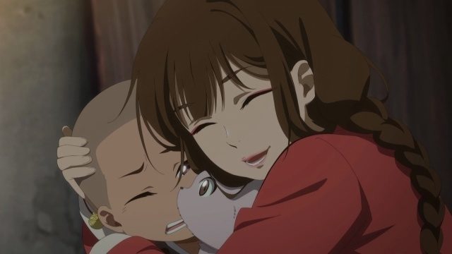 桃夭が磨牙を抱きしめる場面