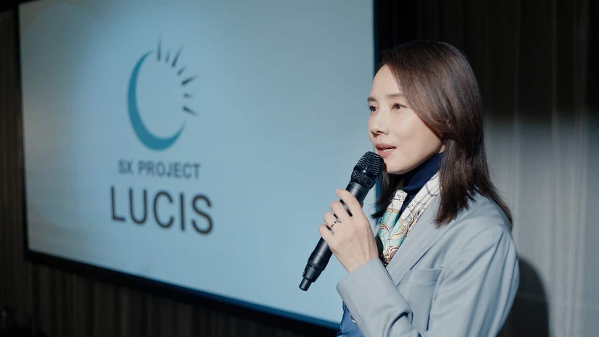 会社員 第1回 宮木英理子がSXプロジェクトLUCISについて説明する場面