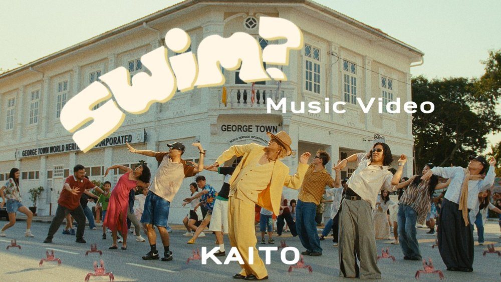 KAITO swim? Music Videoのサムネイル 街の通りで大勢のダンサーが踊るシーン