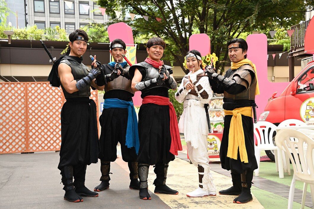 カクレンジャー30周年イベントで忍者の衣装を着て並ぶ5人のキャスト