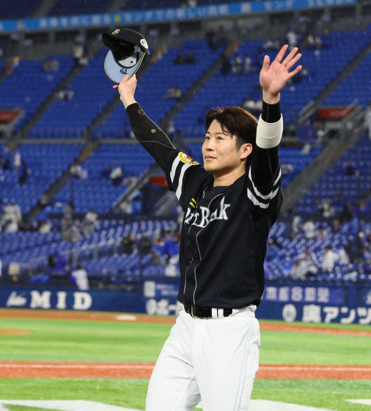 ヒーローインタビューを終えて帽子を掲げる川村友斗選手