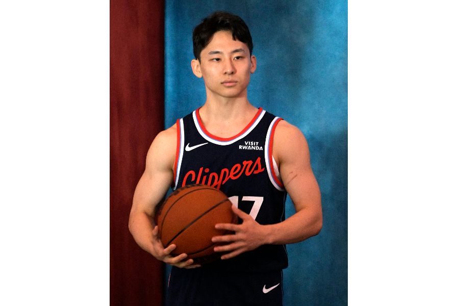 クリッパーズのユニフォームを着た河村勇輝のポートレート