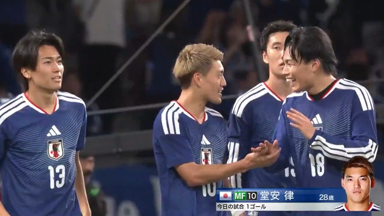 キリンカップ決勝 勝ち越しゴールを決めた堂安律と喜ぶ日本代表