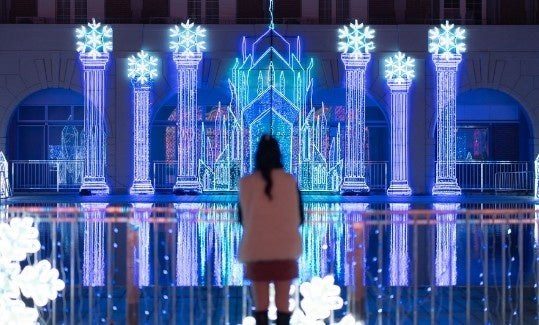 神戸イルミナージュのアイスパレス 青と白の光で作る氷の宮殿