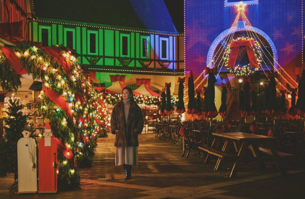 神戸クリスマスマーケット 夜の展望プラザに並ぶマーケットのイルミネーション
