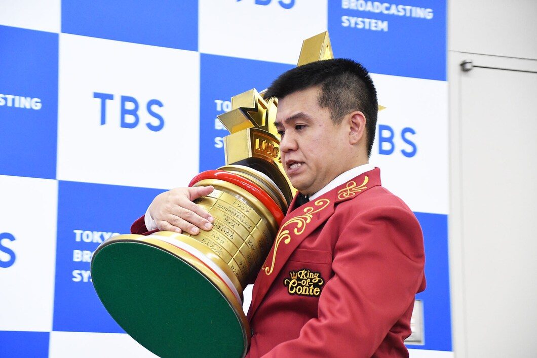 キングオブコント優勝トロフィーを抱えて会見場に入るジェラードンのアタック西本