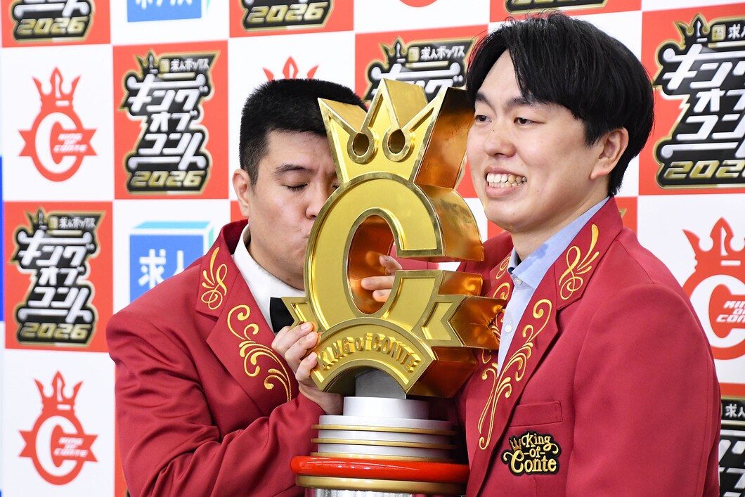 優勝トロフィーにキスするジェラードンのアタック西本