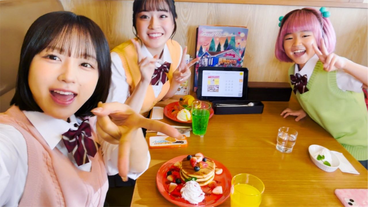 映画高校生家族 春香と友人ユキ カナのファミレスの場面写真