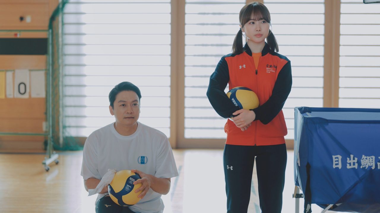映画高校生家族 一郎とマネージャー赤井琴音のボール拾いの場面写真