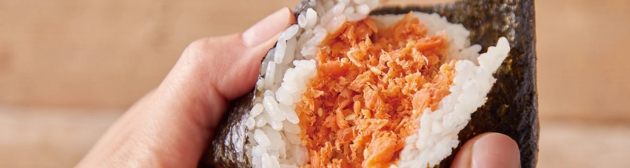 米屋の太郎のおむすびを手に持った公式メニュー写真