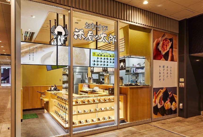 大宮東口店のガラス張りの店頭