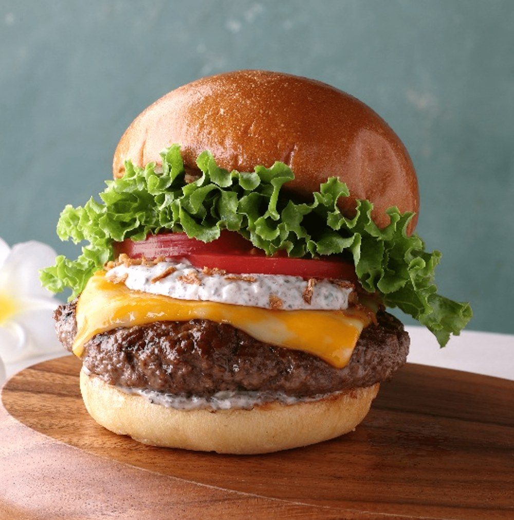 トリュフ コルビージャック チーズバーガーの断面 ビーフパティとマーブル模様のチーズ