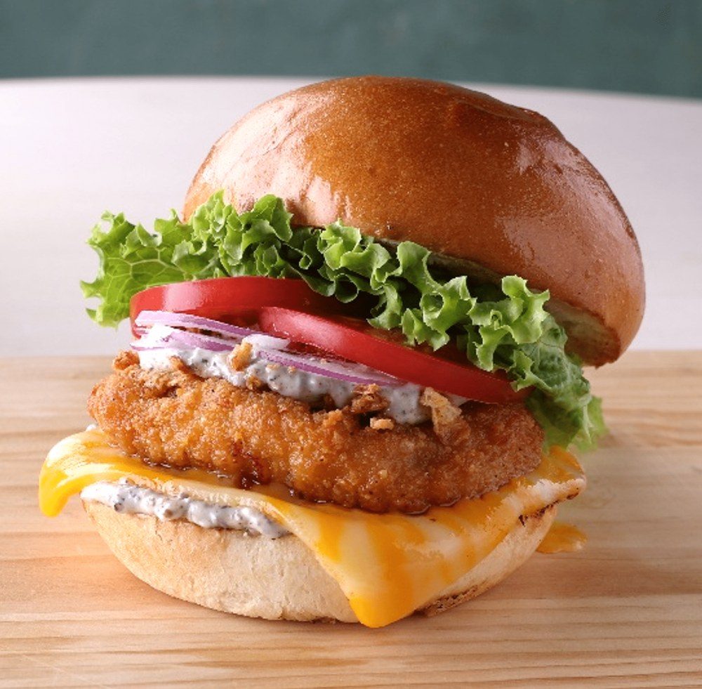 トリュフ コルビージャック チキンバーガー サクッと衣のフライドチキンとトマト