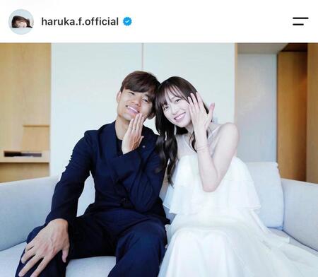 福原遥のインスタグラムに投稿された久保建英との結婚報告の2ショット