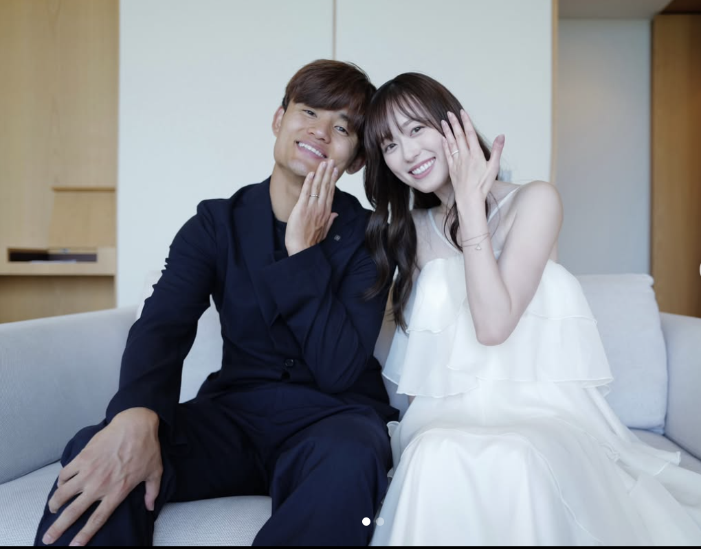 結婚指輪を見せる久保建英と福原遥の2ショット