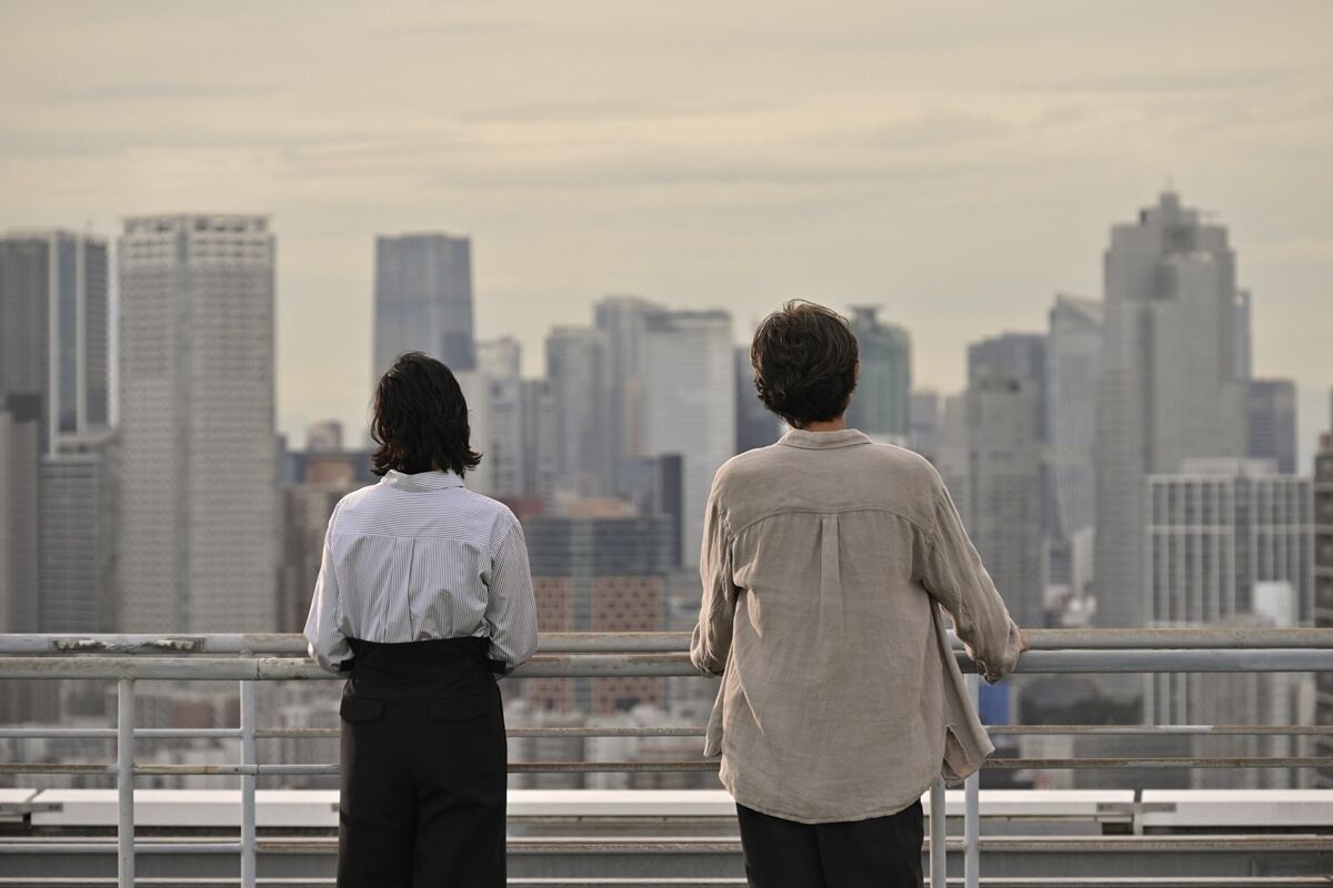 夕暮れの都心を見つめる二人の後ろ姿