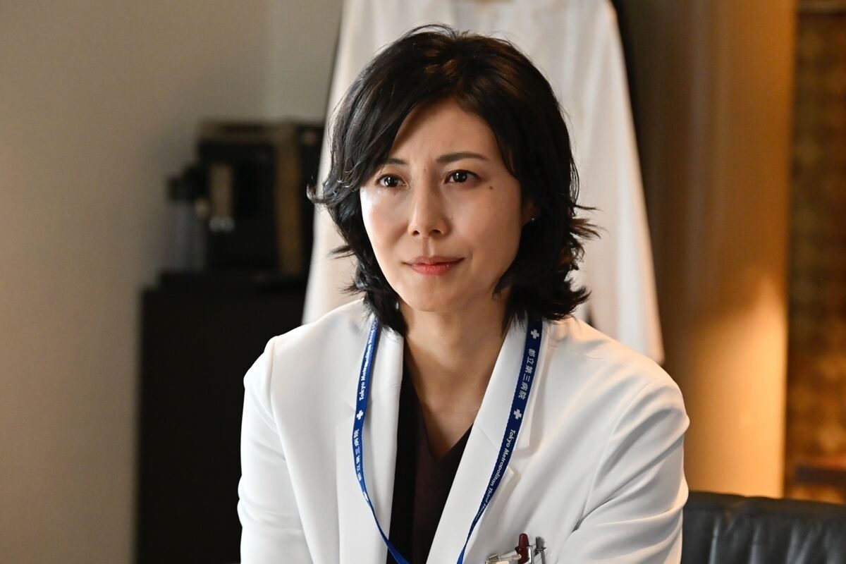 都立第三病院のネームストラップを下げた小島楓(松嶋菜々子)