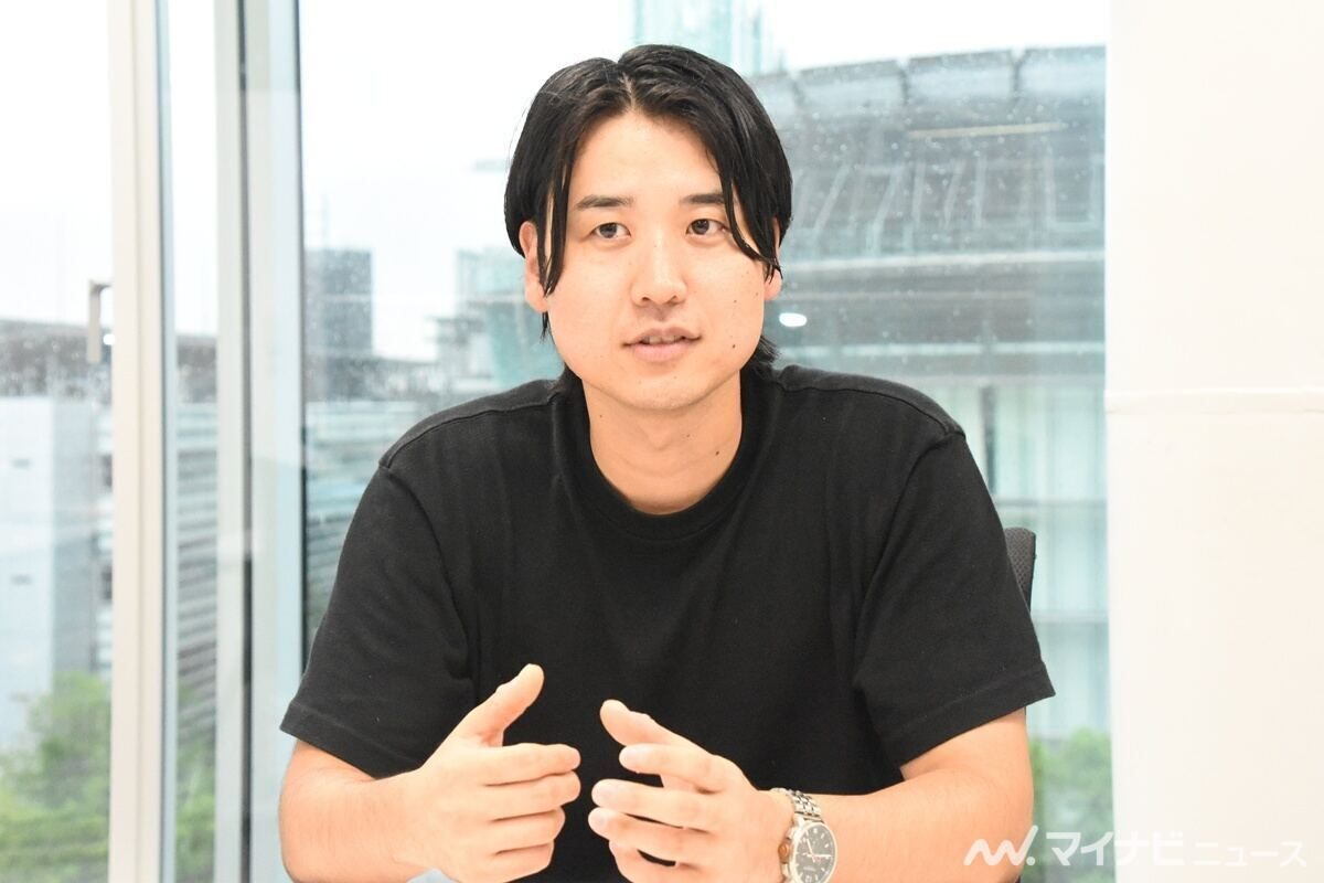 取材に応じる足立遼太朗プロデューサー