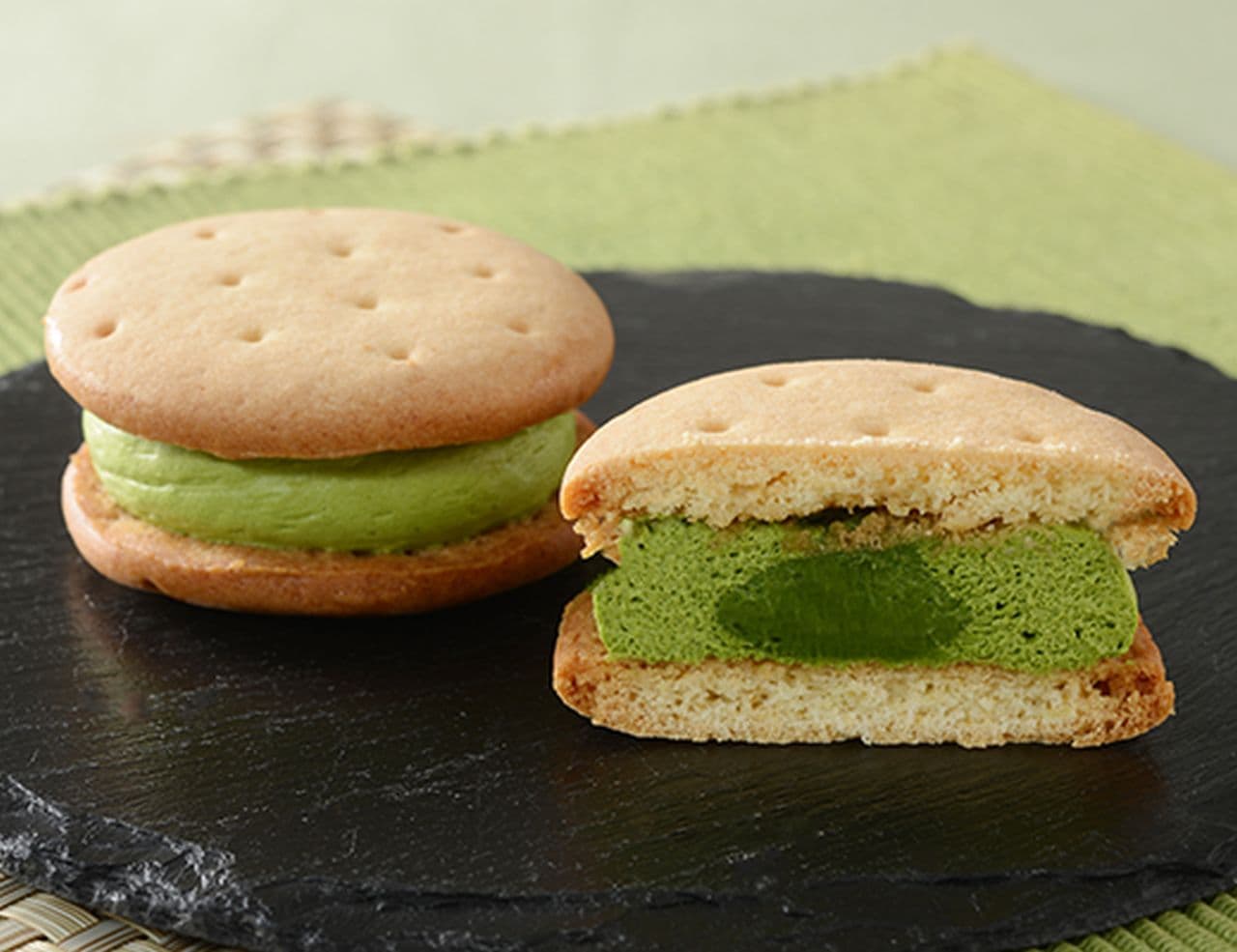 ローソン Uchi Café×森半 濃い抹茶しっとりビスケットサンドの商品写真